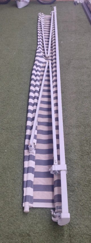 Toldo abatible 400x300 (tela mal estado)