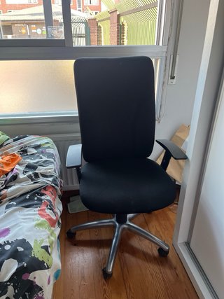 Escritorio de madera con cajones