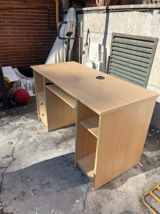 Escritorio de madera con cajones