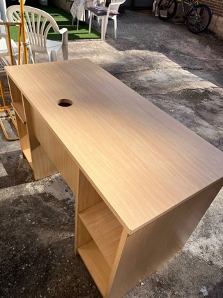Escritorio de madera con cajones