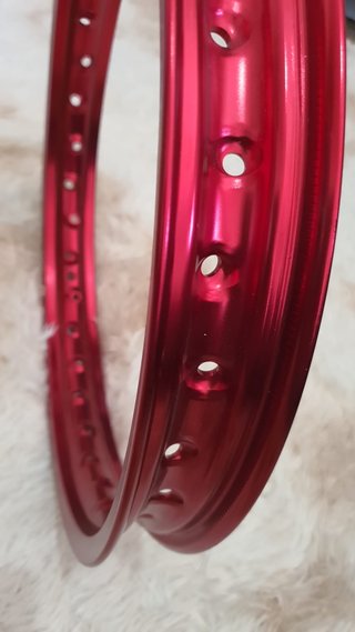 Roda de moto em alumínio anodizado vermelho