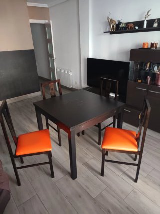 Mesa extensible y 4 sillas comedor