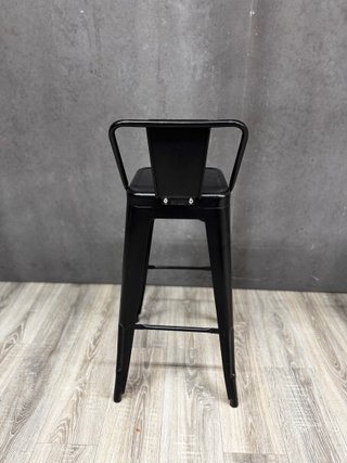 Taburete metálico negro con respaldo