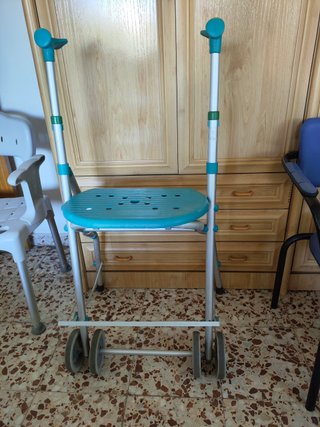 Andador ortopédico de aluminio con asiento y rueda
