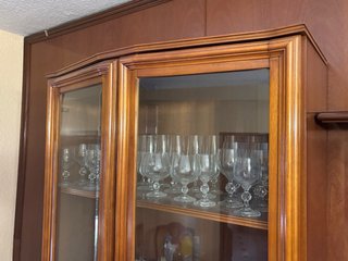 Vitrina de madera y cristal