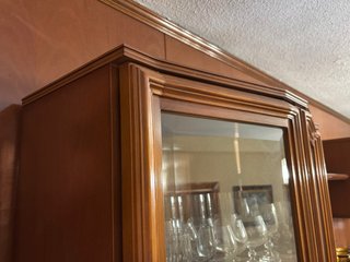 Vitrina de madera y cristal