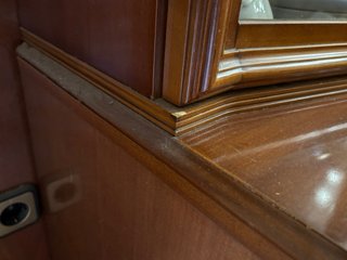 Vitrina de madera y cristal