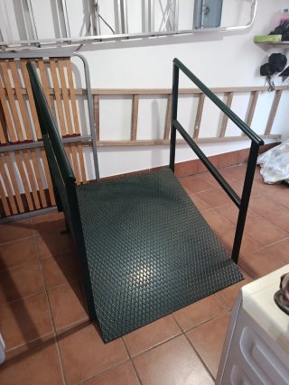 Rampa antideslizante con barandillas con fijación