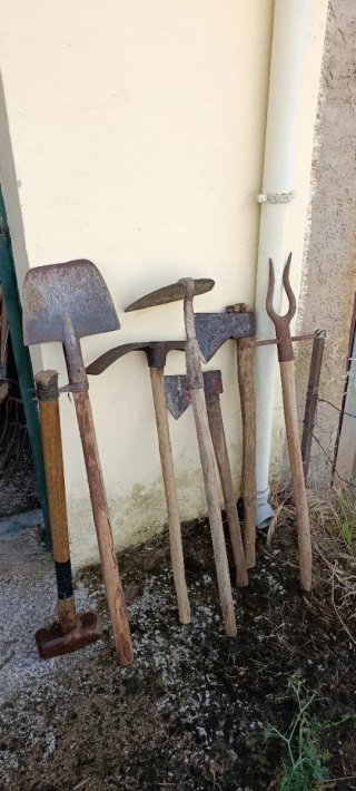 Lote herramientas antiguas: pala, azada, hacha