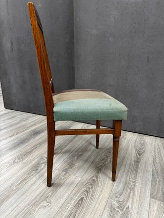 Silla de madera clásica tapizada