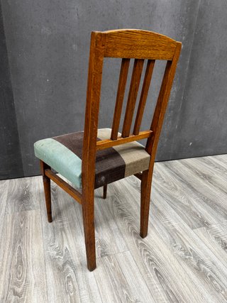 Silla de madera clásica tapizada