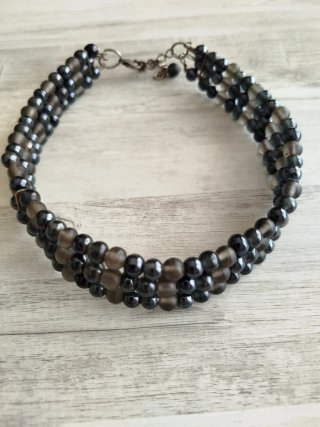 Gargantilla negra y gris