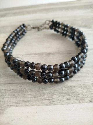 Gargantilla negra y gris