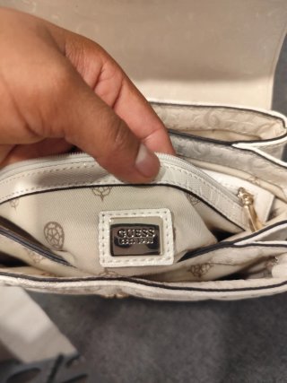 Bolso Guess blanco y dorado