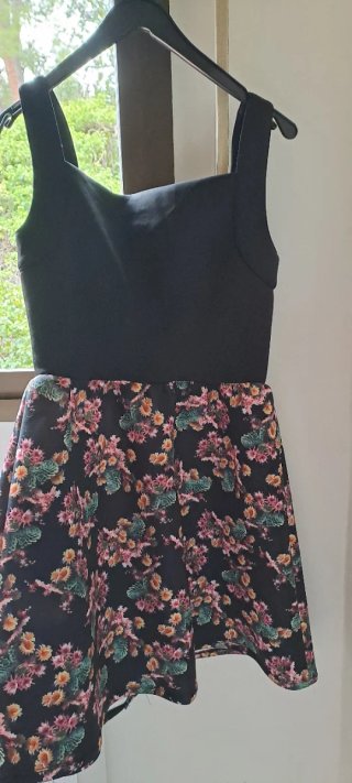 Vestido negro con estampado floral