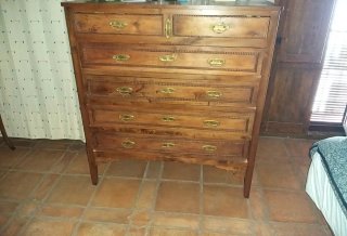 Cómoda antigua de madera con detalles dorados