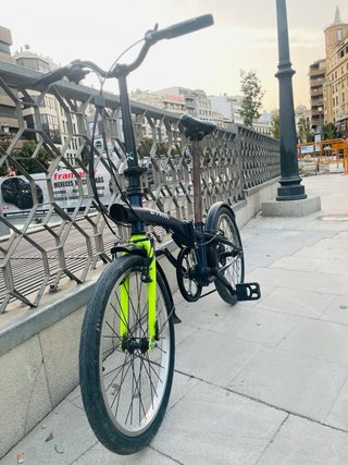 Bicicleta plegable Btwin azul y verde