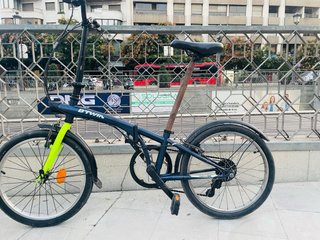 Bicicleta plegable Btwin azul y verde