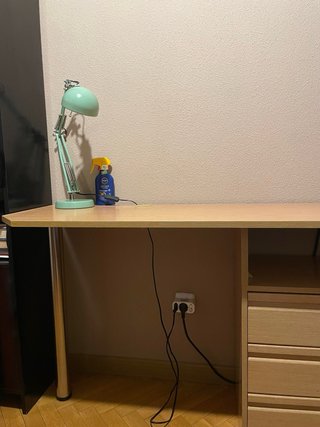 Escritorio con cajonera