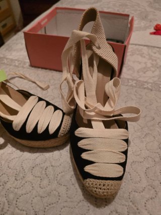 Alpargatas cuña negras y beige