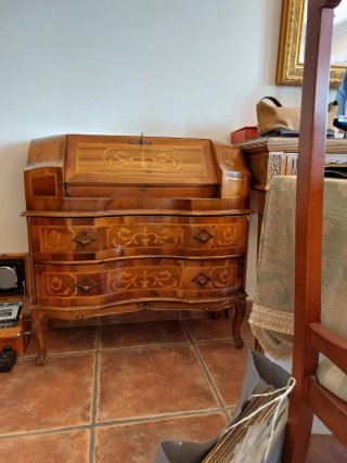 Escritorio antiguo de madera con incrustaciones