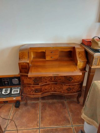 Escritorio antiguo de madera con incrustaciones