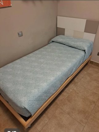 Cama juvenil con cabecero moderno