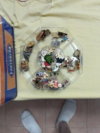 Lote de llaveros y pins publicitarios