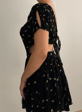 Vestido negro con helados neón