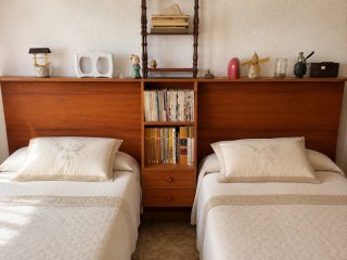 Cabecero de madera con estanterías y cajones.