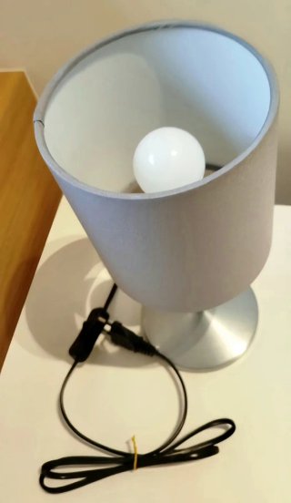 Lámpara de mesita de noche Ikea gris