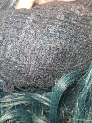 Peluca pelo corto verde oscuro muy brillante