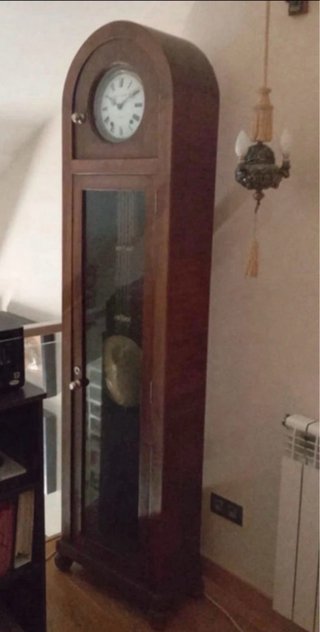 Reloj de pie antiguo de madera