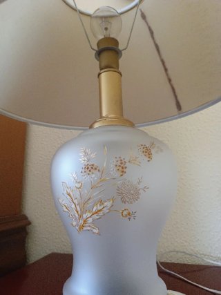 Lámpara de mesa cristal y tela dorada