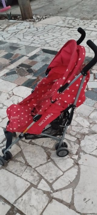 Carrito de bebé rojo lunares