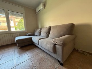 Sofá chaise longue tres plazas. Gris