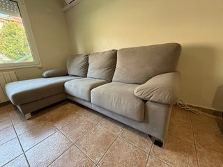 Sofá chaise longue tres plazas. Gris