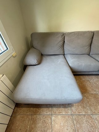 Sofá chaise longue tres plazas. Gris