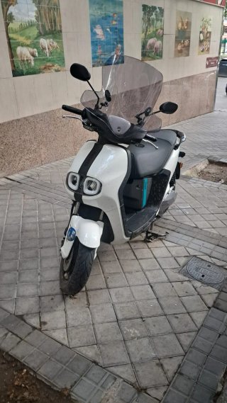 Yamaha Scooter Eléctrica Blanca
