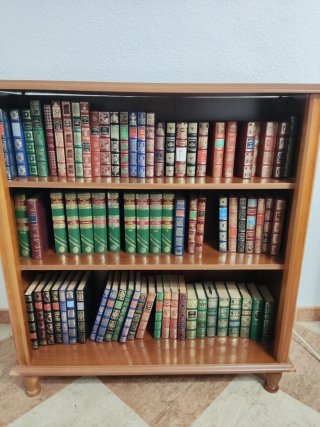 Estantería de madera con libros antiguos