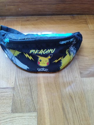 Riñonera Pokémon Pikachu Negra y Amarilla