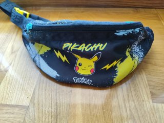 Riñonera Pokémon Pikachu Negra y Amarilla
