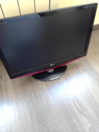 TV LG y otra pequeña