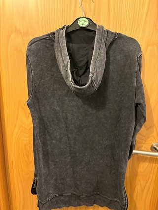 Sudadera gris con capucha