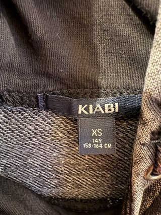 Sudadera gris con capucha