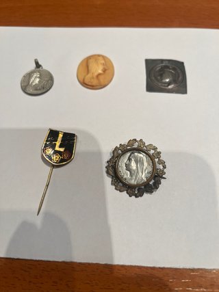 Virgen de Montserrat: 2 broches y virgen en urna