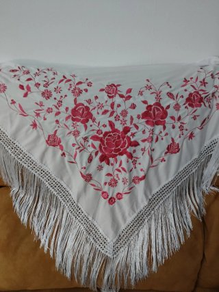 Mantón bordado flores rosa y blanco