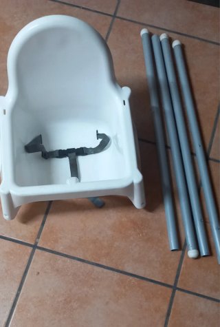 Trona bebé Ikea blanca con cinturón