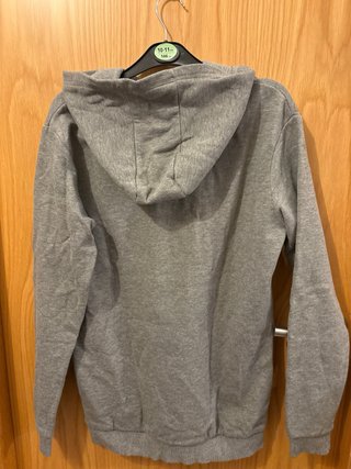 Sudadera gris con estampado de calavera