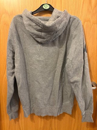 Sudadera gris con cremallera y logo